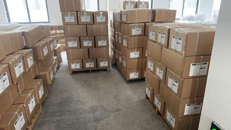 Gotowe produkty opasek kablowych przechowywane na zorganizowanych półkach magazynowych w zakładzie produkcyjnym