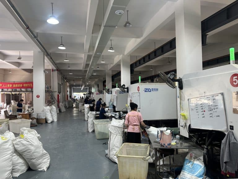 Maszyny do formowania wtryskowego opasek kablowych pracujące w czystej fabryce przemysłowej produkującej plastikowe komponenty na dużą skalę