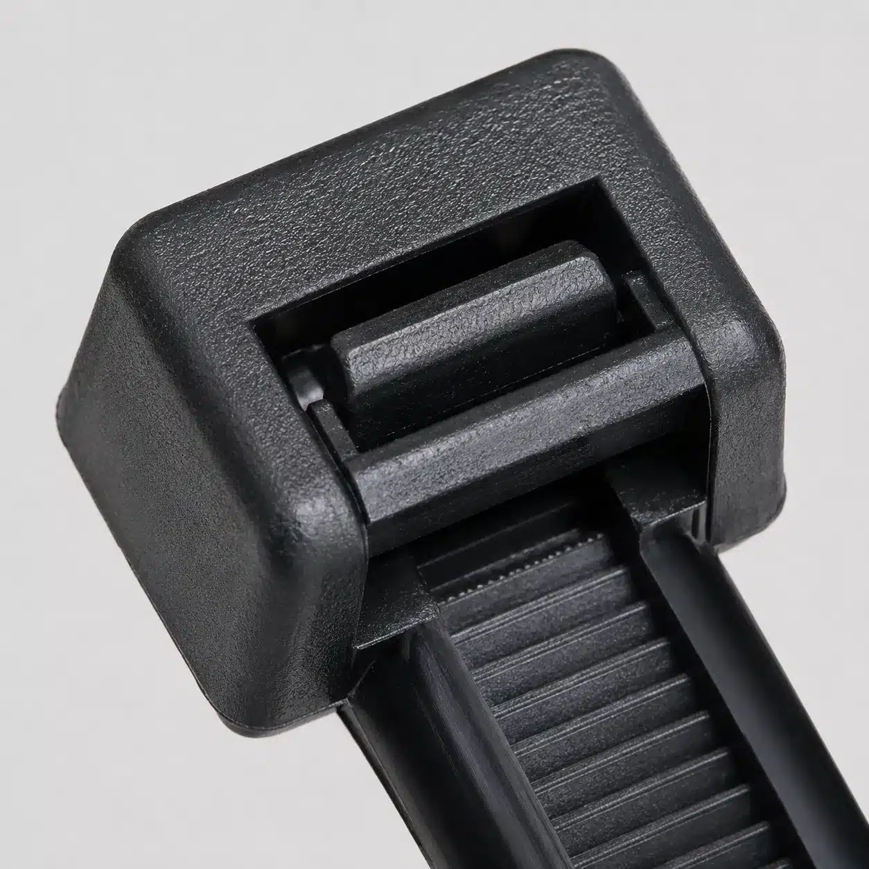 formowana-konstrukcja-opasek-kablowych-heavy-duty